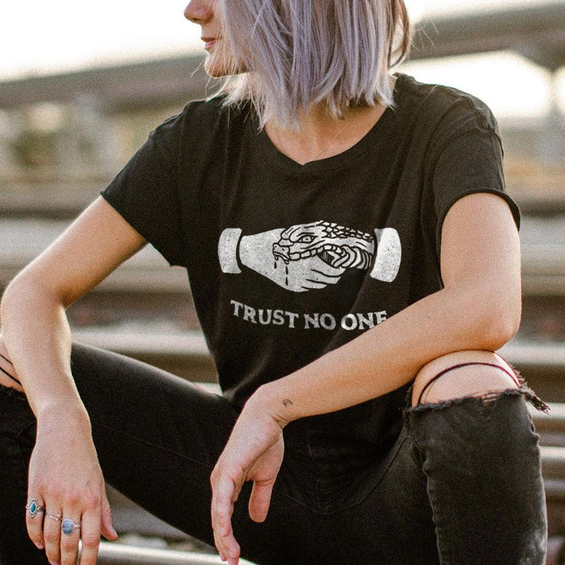 Minnieskull Trust No One Snake Printed Designer Stylish T-Shirt - chicyea