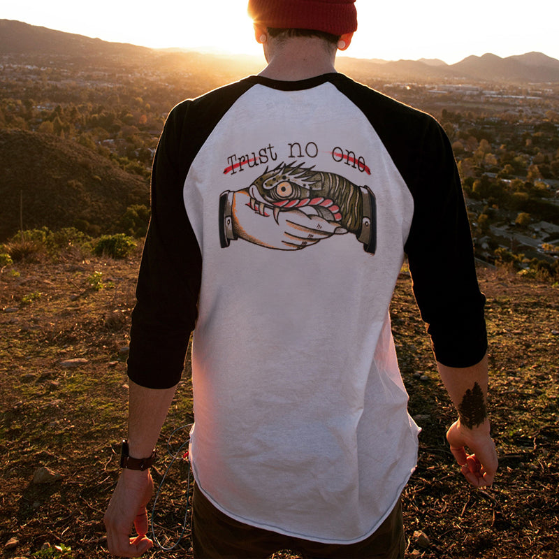 Cloeinc Stylish Raglan Sleeve Biting The Hand Trust No One T-Shirt - chicyea