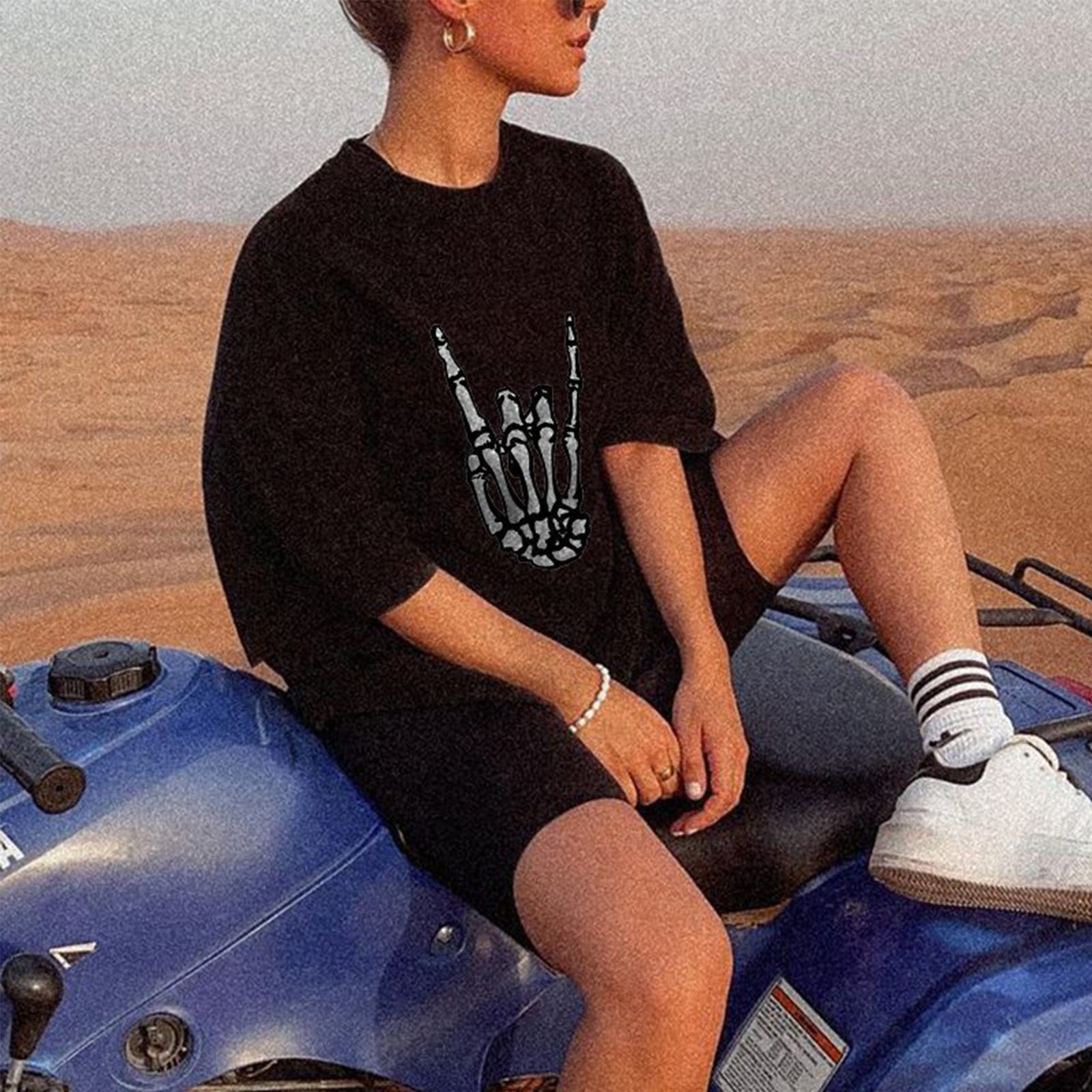 Minnieskull Cool Skeleton Hand Mano Cornuto Gesture Print Plus T-Shirt - chicyea