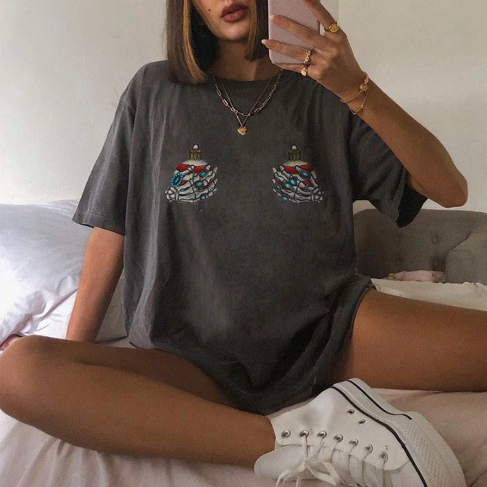 Minnieskull Christmas Skull Hands Holding Christmas Ball Women T-Shirt - chicyea